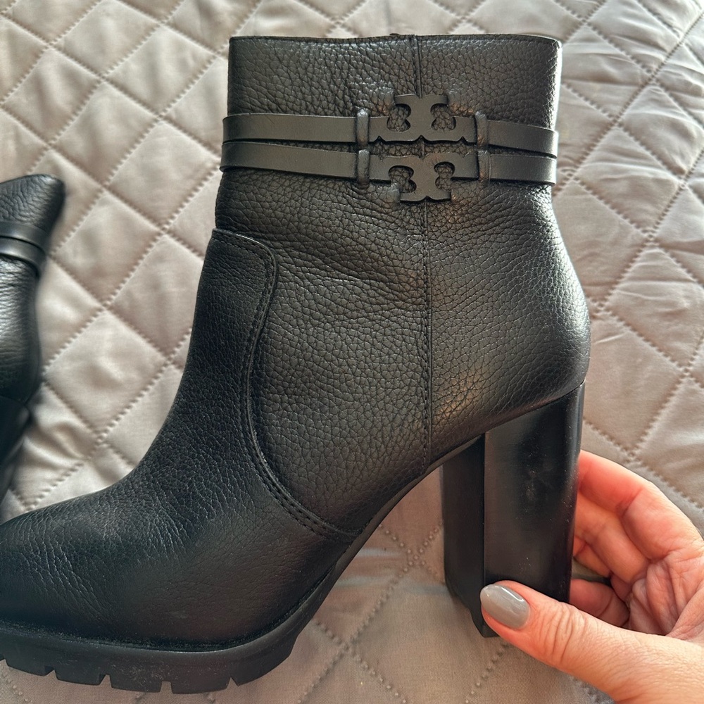 Tory Burch Leigh 90MM Lug Sole Boots size 10 in Perfect Black - Picture 3 of 13